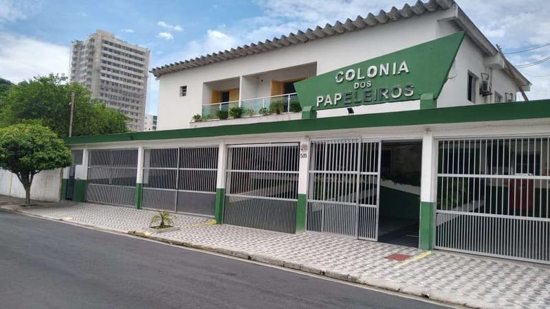 Fachada da Colônia dos Papeleiros, em Praia Grande